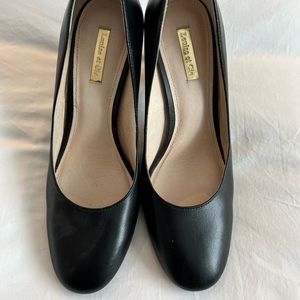 Thick heel black leather pumps